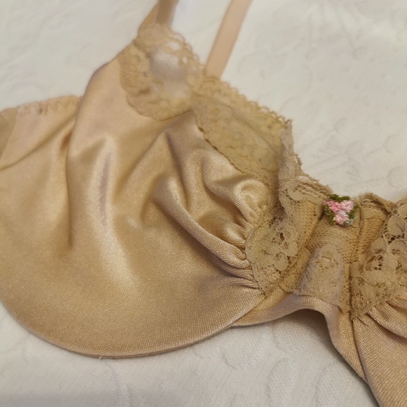 Vintage Vogue Beige Underwire Bra Size 38C - Picture 3 of 9